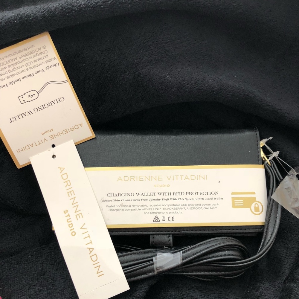 Adrienne Vittadini charging wallet